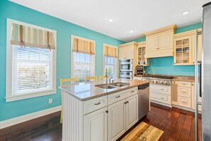 Kylskåp, mikrovågsugn, ugn och spishäll