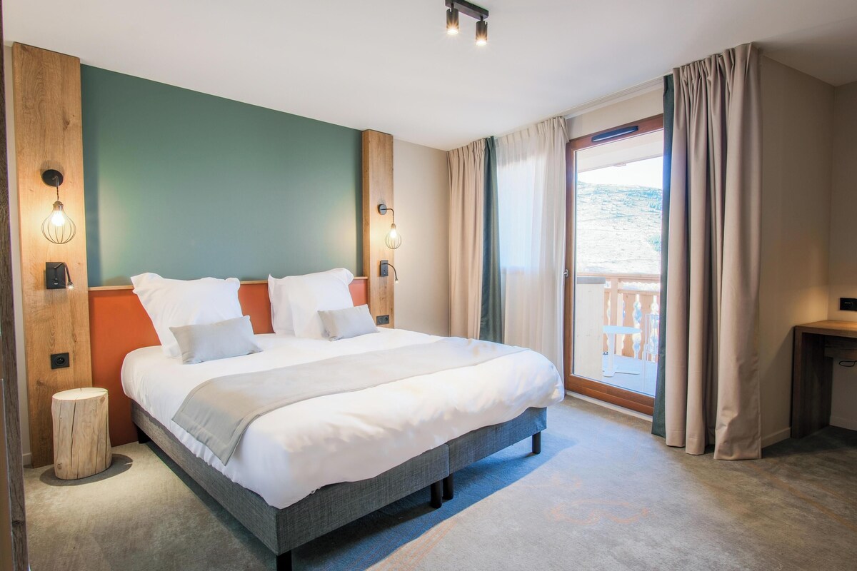 Premium bedding, in-room safe, desk, iron/ironing board (on request)