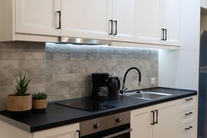 Monolocale Design | Cucina privata | Frigorifero con congelatore, forno, bollitore elettrico, tostapane