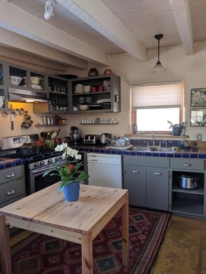 Kjøleskap, ovn, kokeplater og oppvaskmaskin