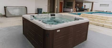 Outdoor spa tub