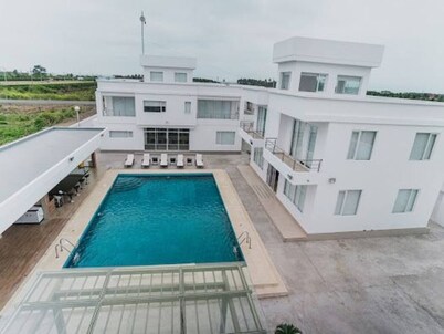 Suite w/Outdoor pool and Kitchenette
