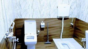 Baño con inodoro, bidé y asiento de bidé.