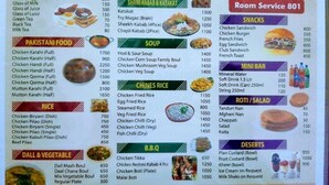 Un menú con diversas categorías de comida y precios.