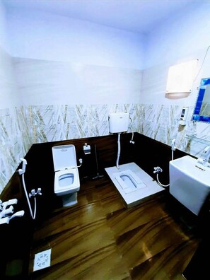 Deluxe Triple Room, 1 Bedroom | Bathroom