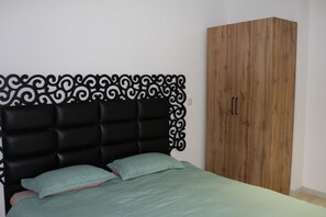 2 室のベッドルーム、アイロン / アイロン台、WiFi (無料)、ベッドシーツ