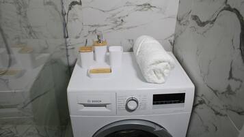 Douche, sĂšche-cheveux, serviettes fournies, savon