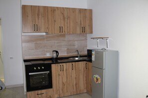 ثلاجة، ميكروويف، فرن، موقد طهي مسطح