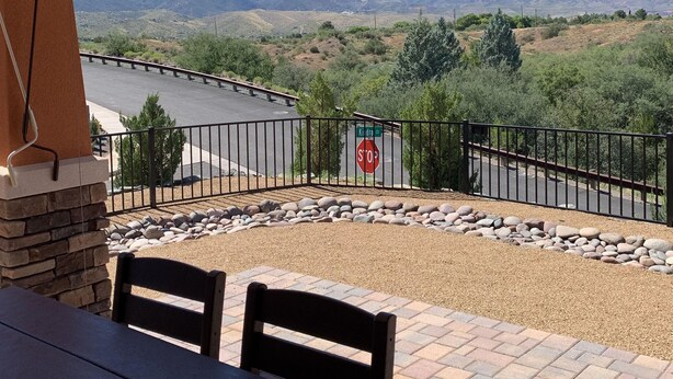 Un patio con vista a un paisaje montañoso.