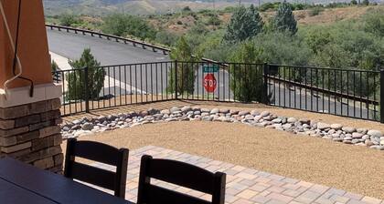 Just a 9 minute stroll to Old Town Cottonwood. Open to short & medium term stays