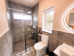 Een douche, een haardroger, handdoeken, toiletpapier