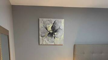 2 slaapkamers, een strijkplank/strijkijzer, wifi, beddengoed