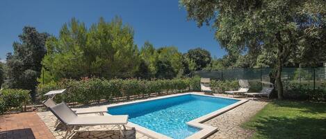 Een verwarmd zwembad