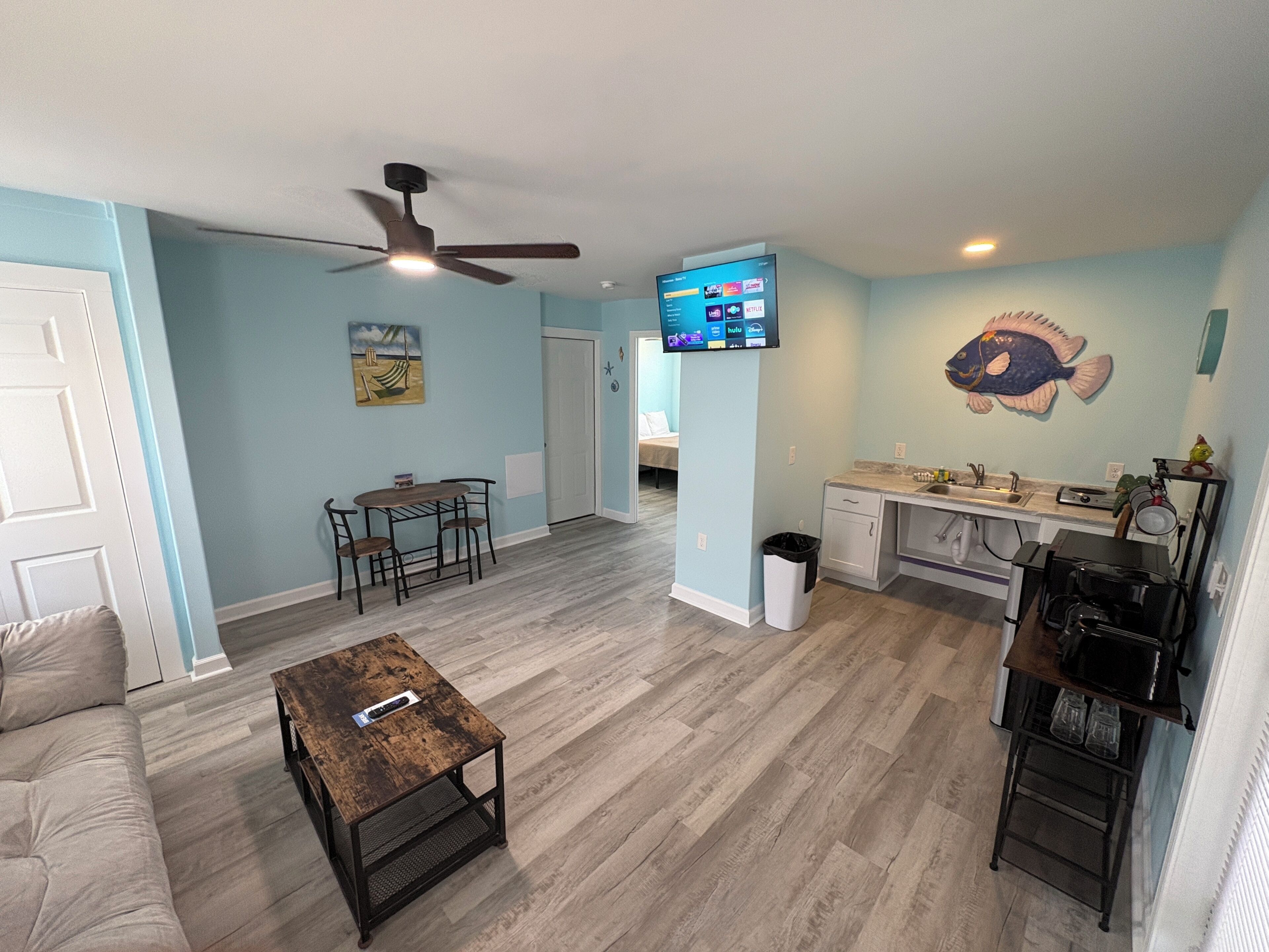 Fully Accessible Handicapped Apartment Queen Ground Floor No View | In-room dining