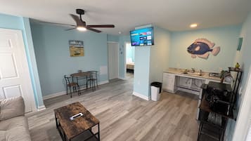 Fully Accessible Handicapped Apartment Queen Ground Floor Courtyard View | Khu vực ăn uống tại phòng