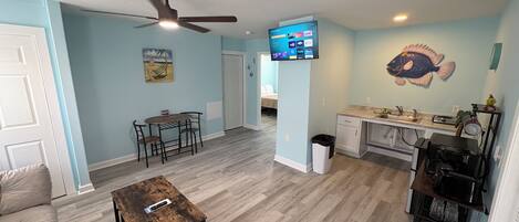 Fully Accessible Handicapped Apartment Queen Ground Floor Courtyard View | Servicio a la habitación