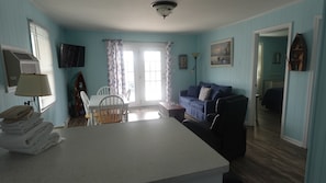 Sth Apartment 2 King Bedroom Full Kitch | Living area | 43-inch flat-screen TV with cable channels - Sea Vista Motel (Holly Ridge)