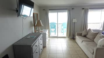 Rm#302 Efficiency 1 King Bed Pets Yes | Living area | 43-inch flat-screen TV with cable channels