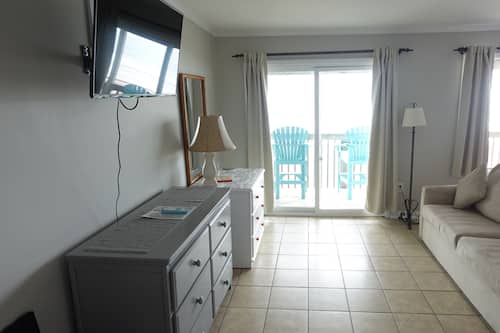 Chambre panoramique | Aire de séjour | Téléviseur à écran plat de 43 po avec télévision par câble