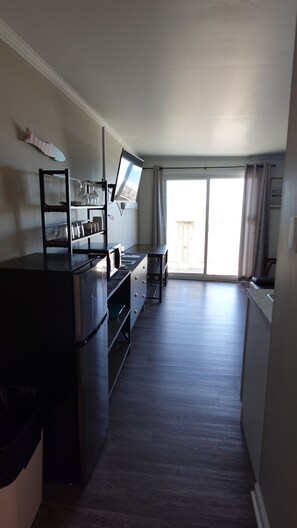 Exclusieve kamer | Woonruimte | Een 43-inch flatscreentelevisie met kabelzenders