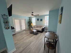 Fully Accessible Handicapped Apartment Queen Ground Floor Courtyard View | Free WiFi, bed sheets - Sea Vista Motel (Holly Ridge)