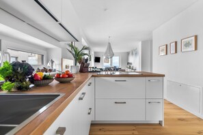 Geladeira, micro-ondas, fogão, cooktop