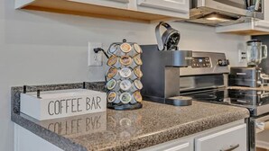 Ett kök med en skylt som visar att det finns en kaffebar, en kaffebryggare och en vattenkokare.