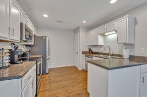 Fridge, microwave, oven, stovetop - NEW! Spring Hill Private Cozy 3BR Home (Spring Hill)