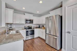 ثلاجة، ميكروويف، فرن، موقد طهي مسطح