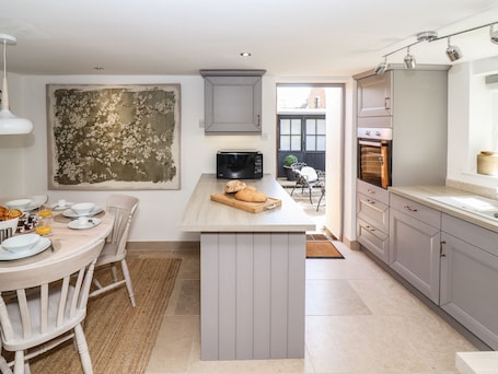 Dishwasher, cookware/dishes/utensils