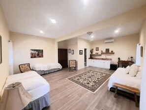 1 室のベッドルーム、セーフティボックス (室内)、デスク、WiFi (無料)