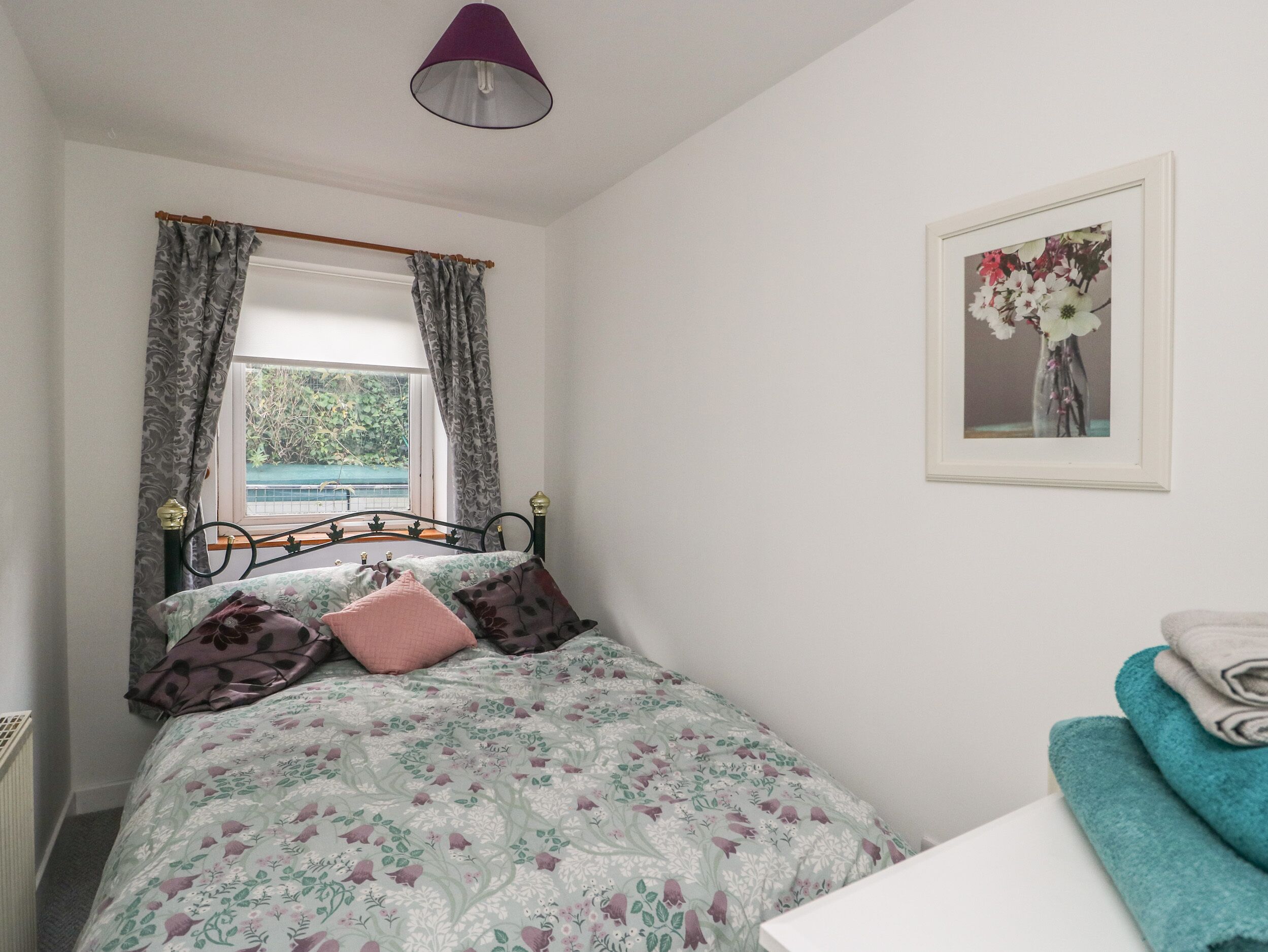 2 quartos, individualmente decorados, individualmente mobiliados