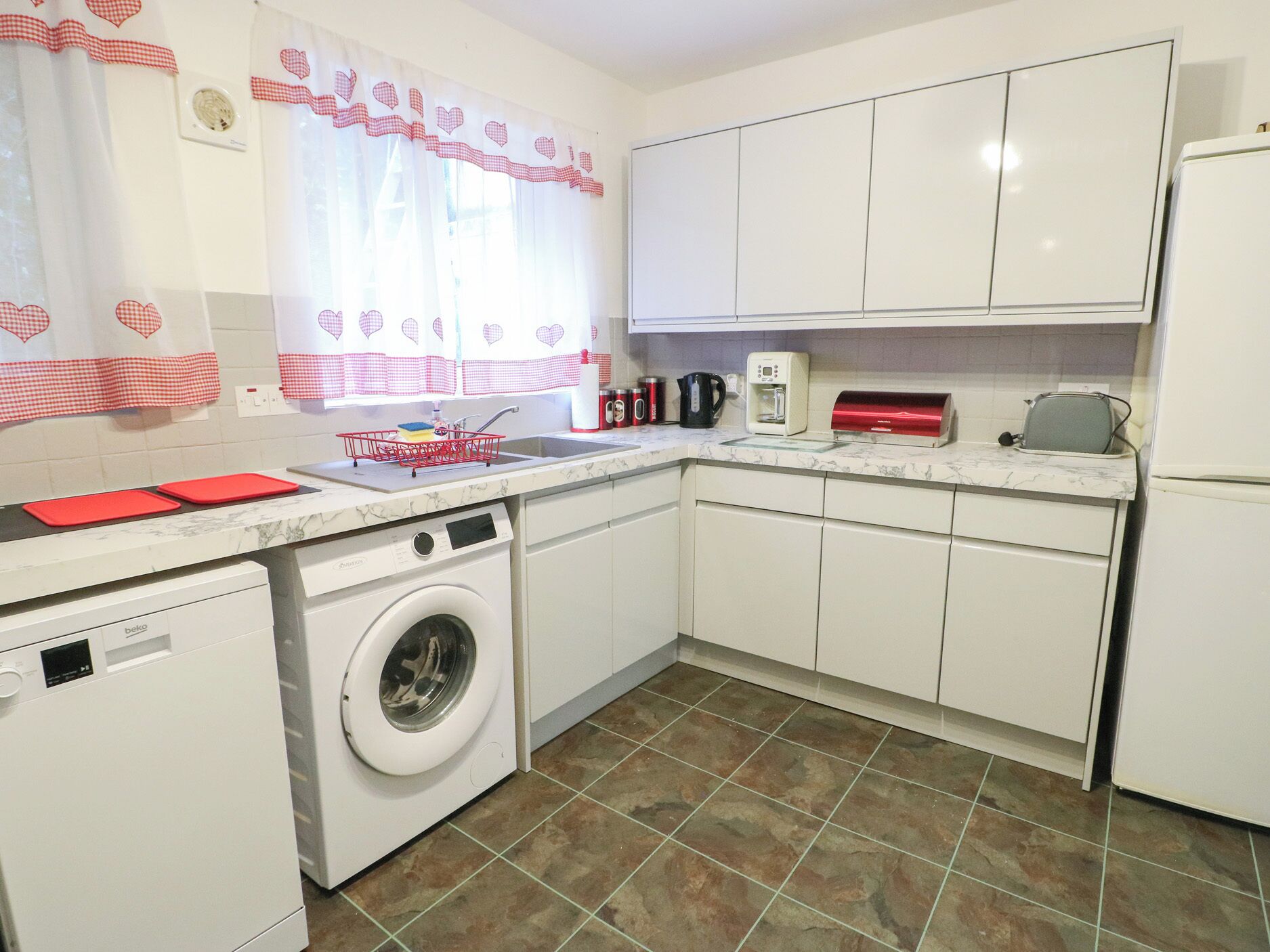 Cottage | Private kitchen | Fridge, dishwasher, electric kettle, toaster