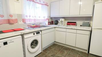 Cottage | Private kitchen | Fridge, dishwasher, electric kettle, toaster
