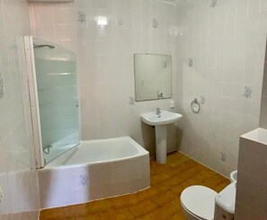 Toalhas de banho, sabonete, shampoo, papel higiênico