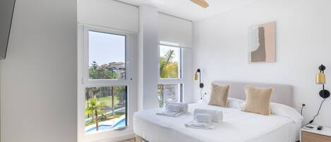 2 habitaciones, tabla de planchar con plancha y cuna de viaje