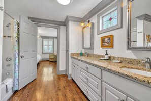 Baignoire, sèche-cheveux, serviettes fournies