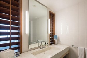 Hair dryer, bidet, towels, soap - Diamond Resorts The Modern Honolulu - City/Scenic View Hotel - King (Honolulu)