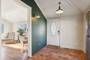 Interior - Tin Roof Cottage: Timeless Retreat in Leiper's Fork (Williamson County)