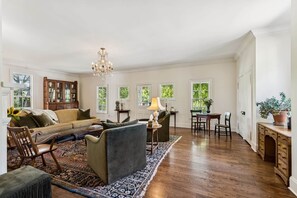 Living area - Historic Leiper's Fork Inn (Williamson County)