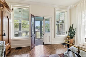 4 bedrooms, iron/ironing board, free WiFi, bed sheets - Historic Leiper's Fork Inn (Williamson County)