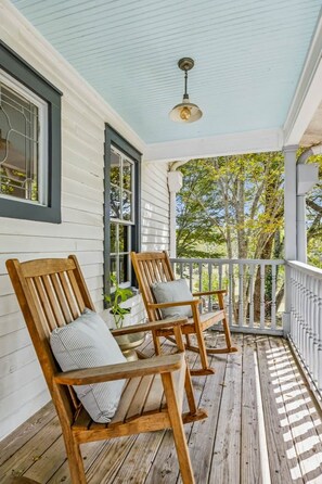 Terrace/patio - Historic Leiper's Fork Inn (Williamson County)