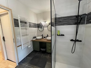 Dusche, umweltfreundliche Kosmetikartikel, Haartrockner, Handtücher