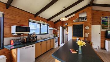 Een koelkast, een microgolfoven, een oven, een kookplaat