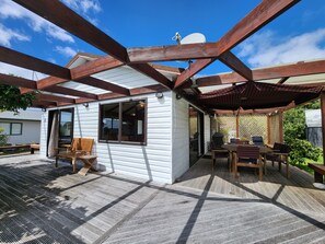 Outdoor dining - Kotare Cottage Hahei, Kotare Cottage Hahei (Hahei)