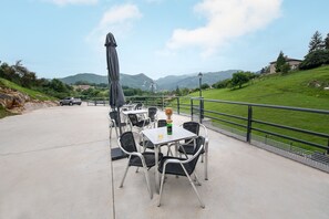 Outdoor dining - Apartamentos Las Caldas .estudio Spa El Balneario a 15 Minutos Centro de Oviedo (OVIEDO)