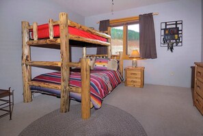 3 Schlafzimmer, Schreibtisch, Bügeleisen/Bügelbrett, Reisekinderbett