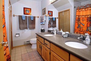 Bathtub, hair dryer, towels, shampoo - Paradise Vista, Comfortable Home, Incredible views! (Crested Butte)