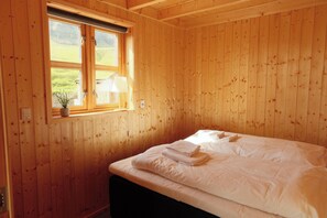 Múlafossur Cottage no 6: Gásarsmáttan | Individuelt innredet, strykejern/-brett og reiseseng for barn