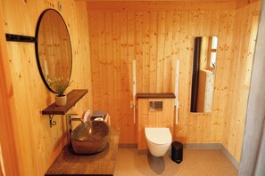 Múlafossur Cottage no 6: Gásarsmáttan | Phòng tắm | Buồng tắm vòi sen, máy sấy tóc, khăn tắm, giấy vệ sinh 